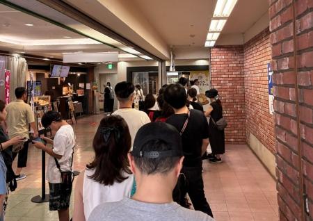 1日200個から500個体制へ。開業半年、今も連日完売・ 1日200個から500個体制へ。開業半年、今も連日完売・