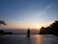 夕陽に染まる山々、焚火を囲む夜。JAM福井勝山で過ご 夕陽に染まる山々、焚火を囲む夜。JAM福井勝山で過ご
