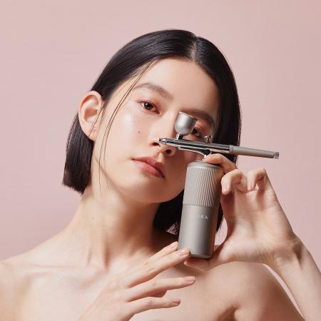 タッチレスのマイクロミストスキンケア。美容機器ブラ タッチレスのマイクロミストスキンケア。美容機器ブラ