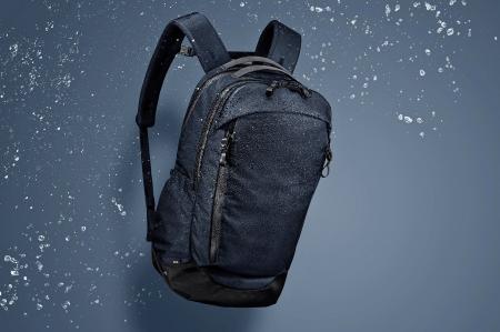 雨具に匹敵する耐水圧生地を使用。「ace.」からオンオ 雨具に匹敵する耐水圧生地を使用。「ace.」からオンオ