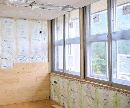 厳しい夏・冬の環境下にある旧小学校校舎で暮らす高校 厳しい夏・冬の環境下にある旧小学校校舎で暮らす高校