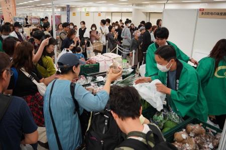 【コープみらい】コープ商品、産直品の試食・販売を行 【コープみらい】コープ商品、産直品の試食・販売を行
