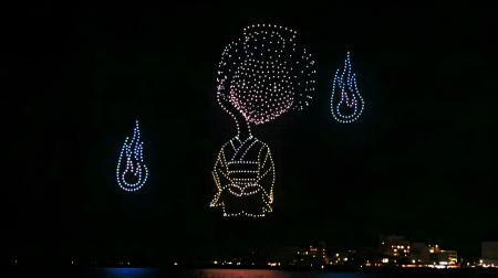 レッドクリフ、1,000機のドローンで宍道湖の夜空に小 レッドクリフ、1,000機のドローンで宍道湖の夜空に小