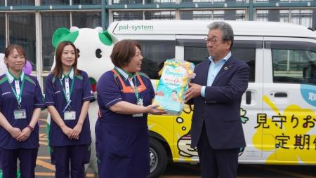 「とりでっ子見守りおむつ定期便」出発式 先輩ママが 「とりでっ子見守りおむつ定期便」出発式 先輩ママが
