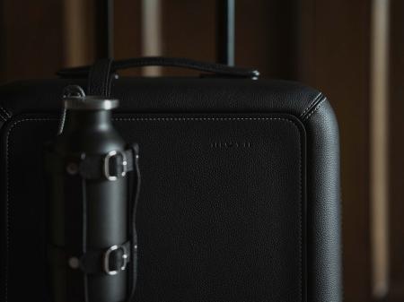 【moln】旅に、質感を。レザー仕立ての新スーツケース 【moln】旅に、質感を。レザー仕立ての新スーツケース
