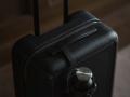 【moln】旅に、質感を。レザー仕立ての新スーツケース 【moln】旅に、質感を。レザー仕立ての新スーツケース