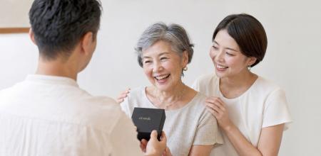 敬老の日・老人週間に、耳をふさがない“聞こえ”を贈る 敬老の日・老人週間に、耳をふさがない“聞こえ”を贈る