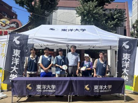 敬老の日を前に、東洋大学の学生らが巣鴨で残暑utf-8 敬老の日を前に、東洋大学の学生らが巣鴨で残暑utf-8