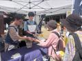 敬老の日を前に、東洋大学の学生らが巣鴨で残暑utf-8 敬老の日を前に、東洋大学の学生らが巣鴨で残暑utf-8