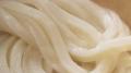 上戸 彩さんが二つのうどんの顔を確かめ、食べ比べ 上戸 彩さんが二つのうどんの顔を確かめ、食べ比べ
