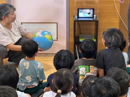 園児が思わず立ち止まる“地球”、草津市のこども園に登 園児が思わず立ち止まる“地球”、草津市のこども園に登