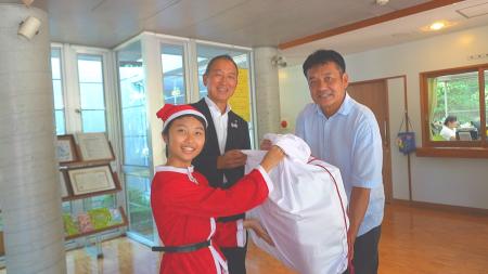真夏の児童養護施設に、子どもサンタクロースが登場! 真夏の児童養護施設に、子どもサンタクロースが登場!