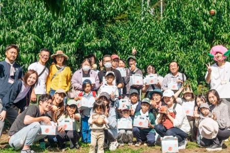 9月が旬の「硬くて甘い桃」。収穫・食べ比べツアーを9 9月が旬の「硬くて甘い桃」。収穫・食べ比べツアーを9