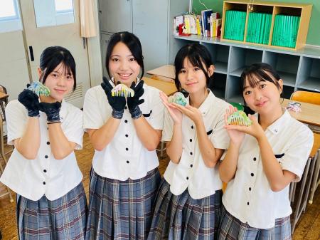 唐津南高校の生徒がデザインした櫛「Re comb」が完成─ 唐津南高校の生徒がデザインした櫛「Re comb」が完成─