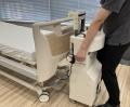 医療従事者の作業負担を大幅に軽減「医療ベッド搬送ア 医療従事者の作業負担を大幅に軽減「医療ベッド搬送ア