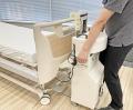 医療従事者の作業負担を大幅に軽減「医療ベッド搬送ア 医療従事者の作業負担を大幅に軽減「医療ベッド搬送ア