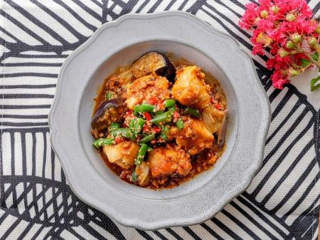 豆板醤と味噌のコクを効かせた麻婆ソースが絡む「たっ 豆板醤と味噌のコクを効かせた麻婆ソースが絡む「たっ