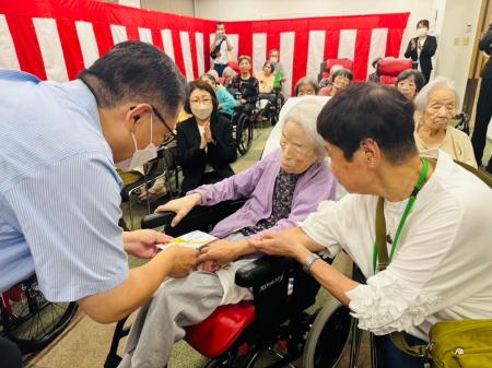 【敬老の日】ご長寿への敬意と感謝を込めて、奉優会の 【敬老の日】ご長寿への敬意と感謝を込めて、奉優会の