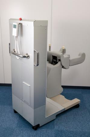 “持ち上げない介助”を体感 立ち上がり介助ロボutf-8 “持ち上げない介助”を体感 立ち上がり介助ロボutf-8
