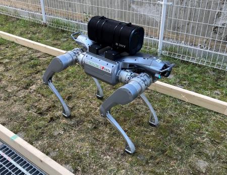 自律歩行型動物忌避ロボットの開発及び現場検証につい 自律歩行型動物忌避ロボットの開発及び現場検証につい