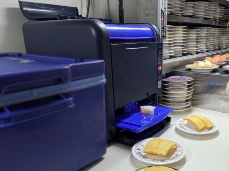 話題の“走る回転寿司”「SUSHI BUS」に、鈴茂器工のコ 話題の“走る回転寿司”「SUSHI BUS」に、鈴茂器工のコ