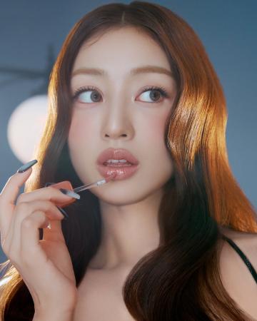 〈milktouch〉韓国メイクアップアーティストとの共同 〈milktouch〉韓国メイクアップアーティストとの共同