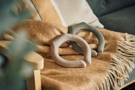 「寒っ」と思ったら、首にかけて約1秒でぽかぽか。充 「寒っ」と思ったら、首にかけて約1秒でぽかぽか。充