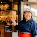 巨大アウトレットモールで活躍するスタッフを紹介する