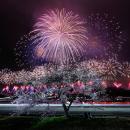 桜の季節のサーキットを、奇跡の大輪・2尺玉花火が彩