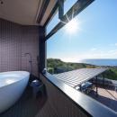 空と海の境界が溶け合うようなビーチを望むヴィラが誕