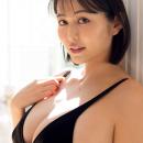 妖艶なビジュアルと髪を切って大人な雰囲気をまとった