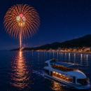 太平洋の夜空と海に咲く花火を船上から独り占め　「HA