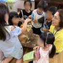 セラピー犬とのふれあいを通じて子どもたちに笑顔を。